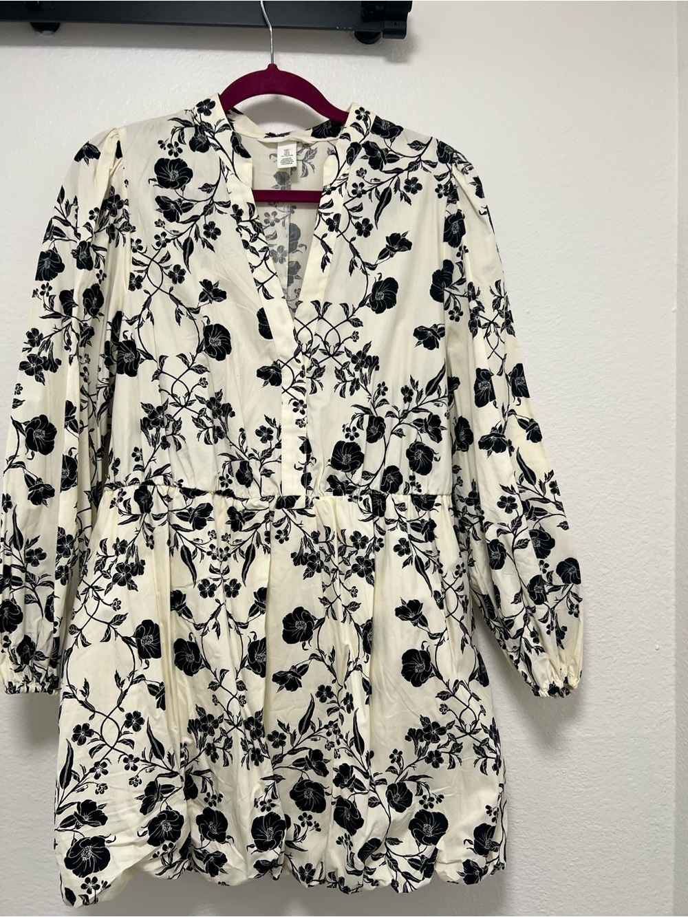 Women's Black & White Floral V-Neck Dress NWOT